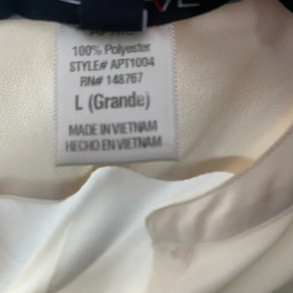 [💙🆓] Must have — Cream short sleeve polyester blouse with gold accents - Picture 7 of 12